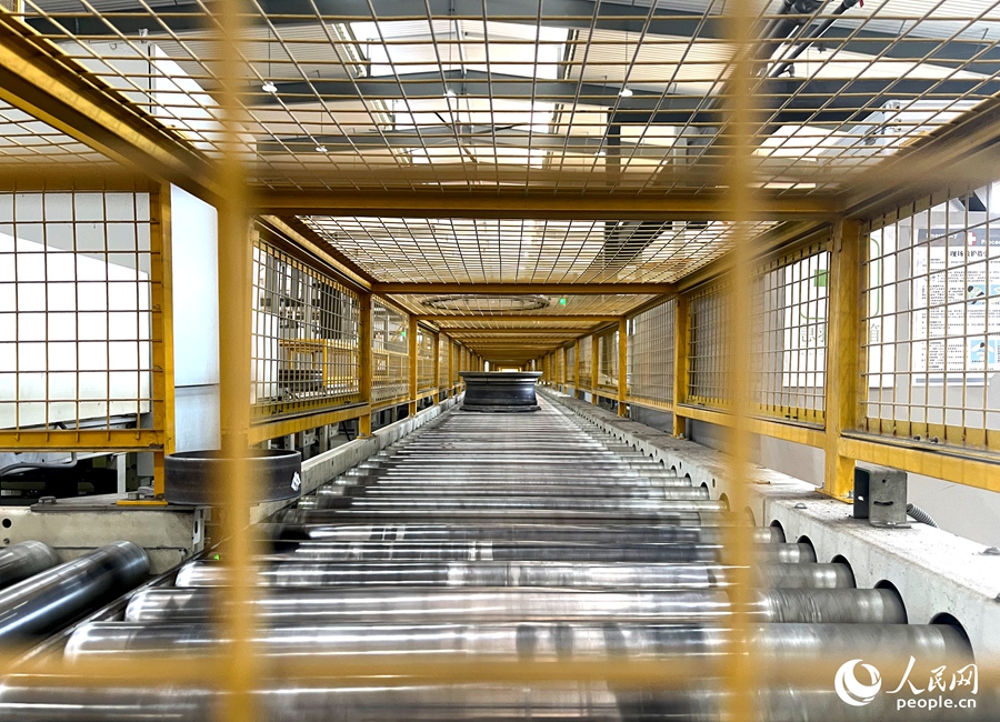 智能化車間內，自動化生產線高速運轉。人民網記者 陳藍燕攝