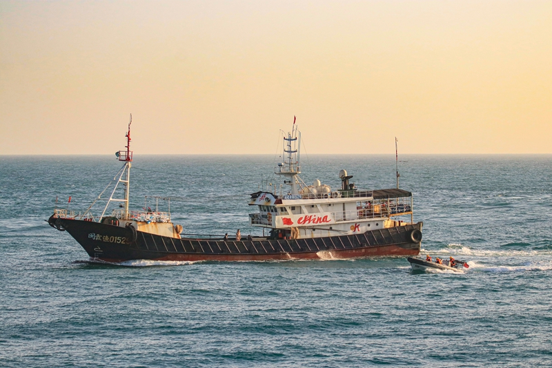 艦艇靠近漁船