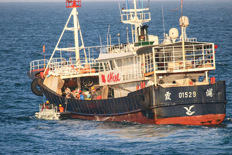 救援小組登上漁船