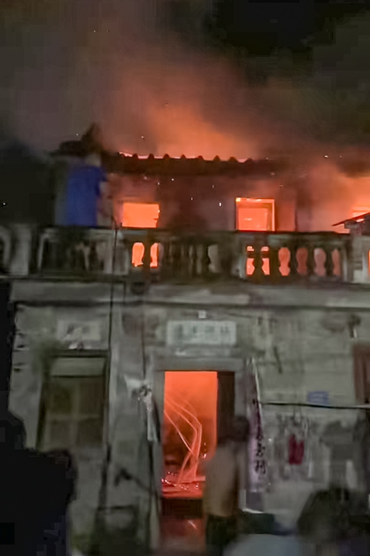 滅火現(xiàn)場(chǎng)，藍(lán)色衣服為沈藝斌