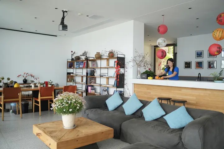 古桶村內，某民宿的“管家”林芳芳正在整理民宿