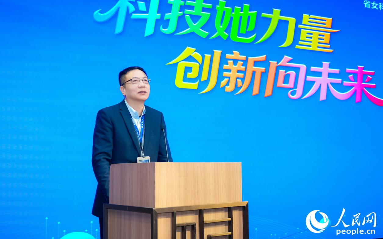 福耀科技大學(xué)常務(wù)副校長(zhǎng)徐飛作主題分享。人民網(wǎng)攝