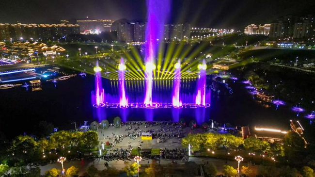 夜色中的南平市武夷新區(qū)，水之廳音樂(lè)噴泉吸引大量游客前往觀看