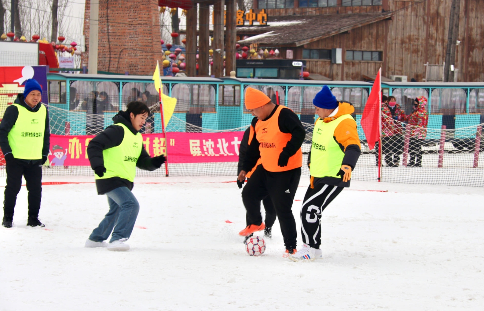 2024年，沈陽市首屆“雪地村超”在沈北新區(qū)興隆臺(tái)街道激戰(zhàn)正酣。