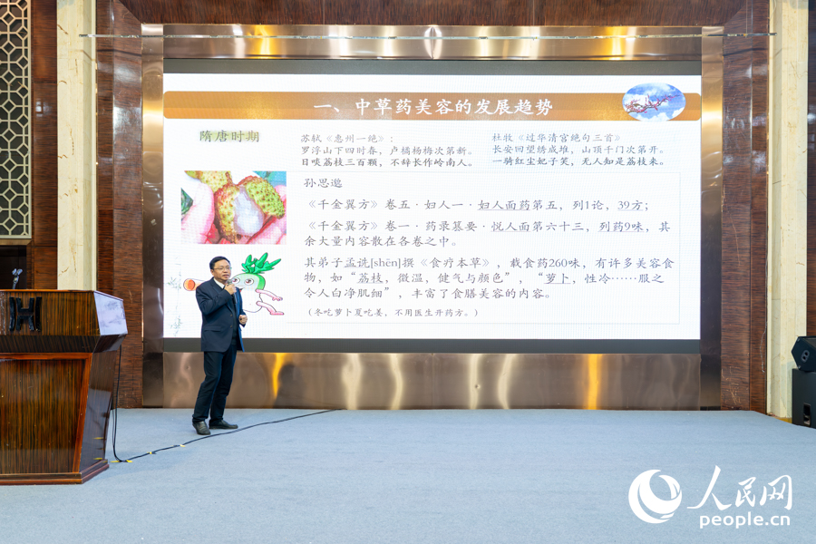 福建省衛(wèi)生健康委員會二級巡視員錢新春作專題授課。實習生 鄭舒塵攝