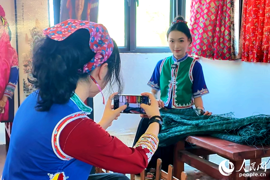 旅拍店內(nèi)設(shè)有各色造景供游客拍攝。人民網(wǎng) 楊灝昱攝