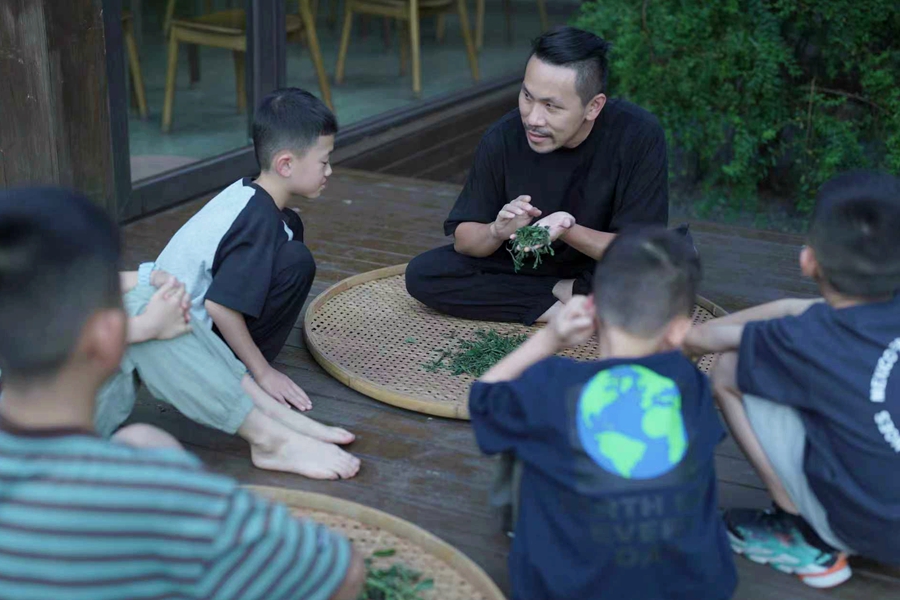 陳耘嘉帶小朋友研學(xué)體驗。受訪者供圖