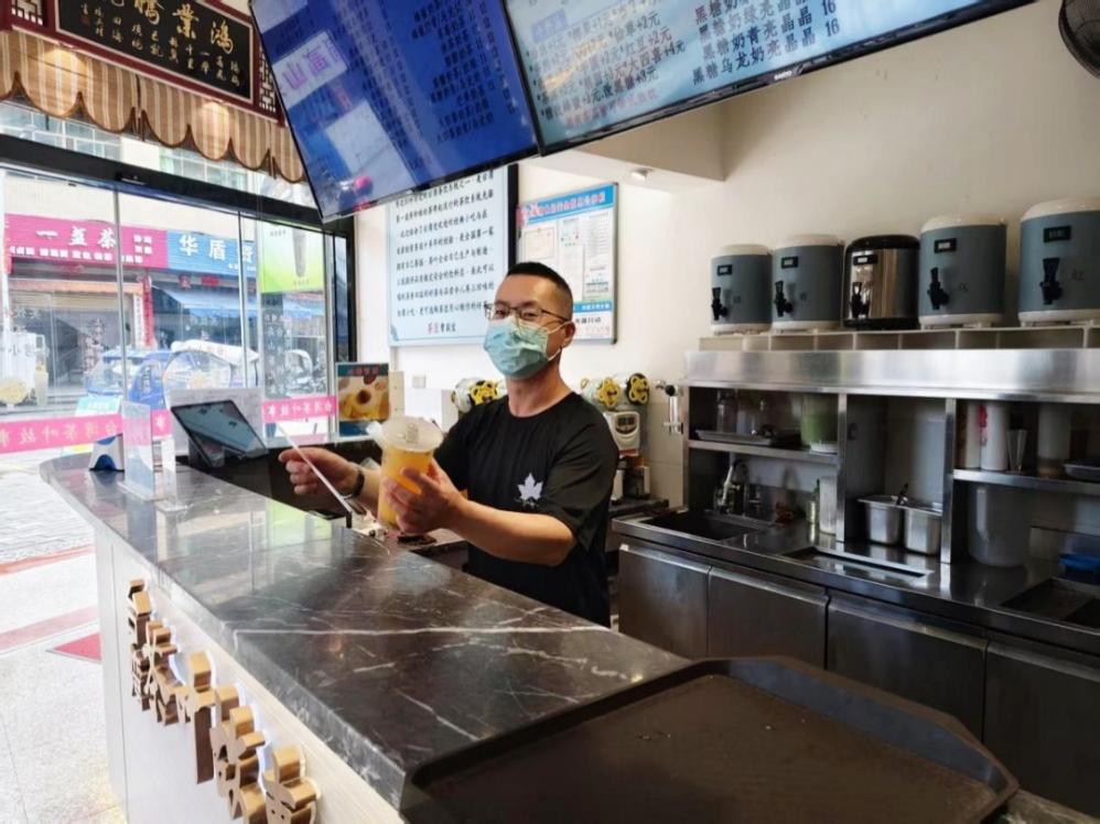 曾中信的奶茶店營收喜人。受訪者供圖