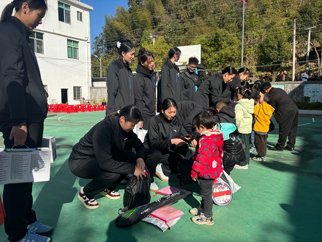 女排隊(duì)員們?yōu)閷W(xué)生們送上了書包、文具、牛奶等慰問品