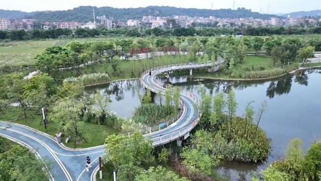 洛江區(qū)陽(yáng)江新城公園“推門(mén)見(jiàn)綠”實(shí)景，彰顯產(chǎn)城人融合的生態(tài)宜居之美。洛江區(qū)融媒體中心供圖