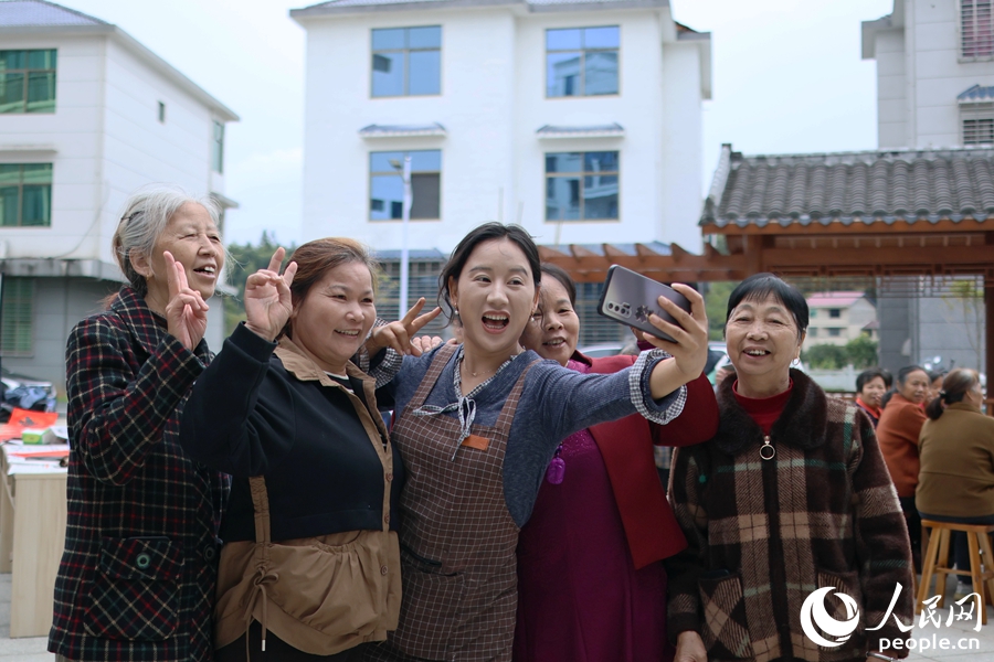 南平市建陽區(qū)書坊鄉(xiāng)“幸福里”社區(qū)不時組織敬老活動，豐富生活。人民網(wǎng)記者 李昌乾攝