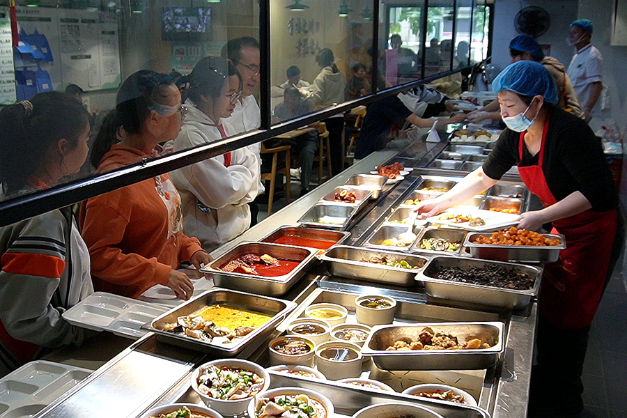 福州長者食堂面向社會開放，推行“一菜兩價”經(jīng)營模式。樹兜社區(qū)供圖