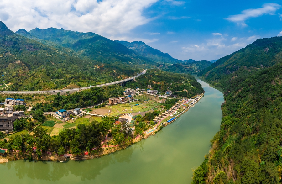 永泰積極開(kāi)發(fā)庫(kù)區(qū)文旅綜合體，形成“游山玩水”聯(lián)動(dòng)發(fā)展的景觀矩陣。福州市水利局供圖