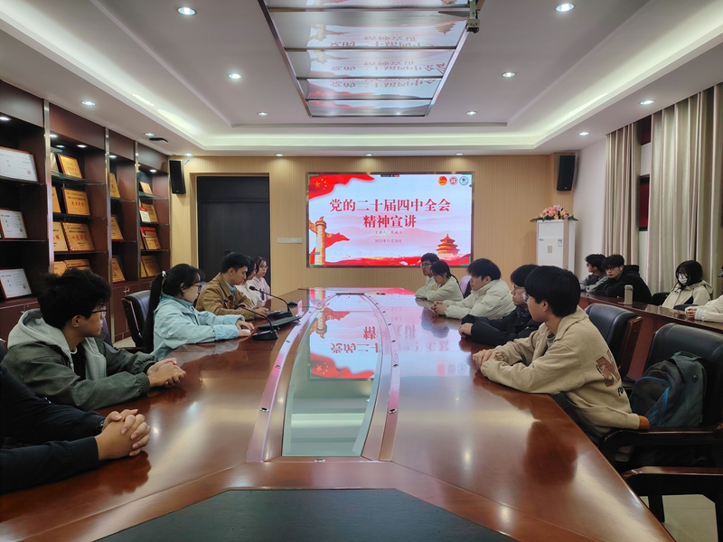 福州大學(xué)材料學(xué)院團委副書記授課。黃思雨攝