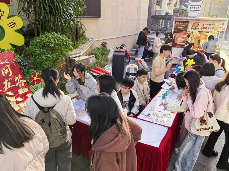 在煙臺山商業(yè)漫步街區(qū)開展政策宣傳活動。陳梓坤攝