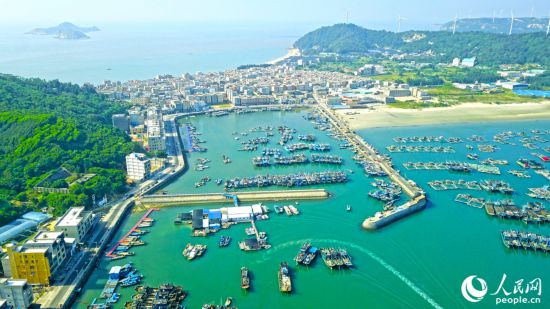 澳角村漁港一片忙碌景象。人民網(wǎng) 李昌乾攝