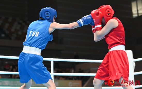 運動員們在賽場上激烈對抗。人民網(wǎng)記者 白鴿攝