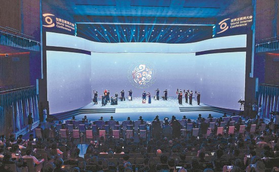 24日，2025年世界互聯(lián)網(wǎng)大會(huì)數(shù)字絲路發(fā)展論壇開(kāi)幕。圖為開(kāi)幕前的掌上木偶和提線木偶展演。福建日?qǐng)?bào)記者 游慶輝 攝