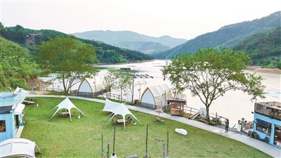 位于閩江之濱的“咸魚營地”景區(qū)