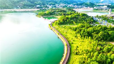 被譽為“天然氧吧”的翠屏湖環(huán)湖森林步道